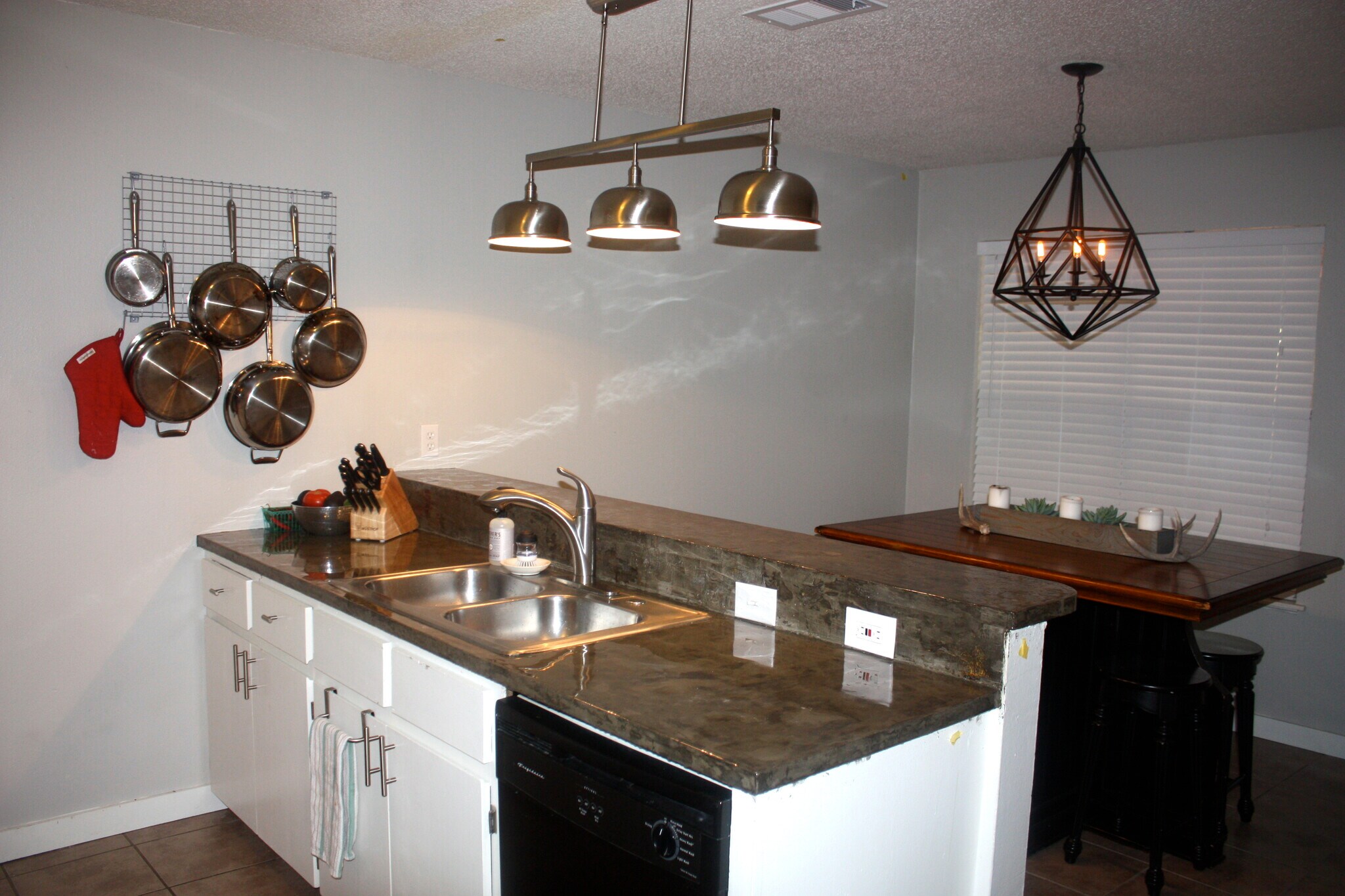 Building Photo - 3408 Dolphin Dr