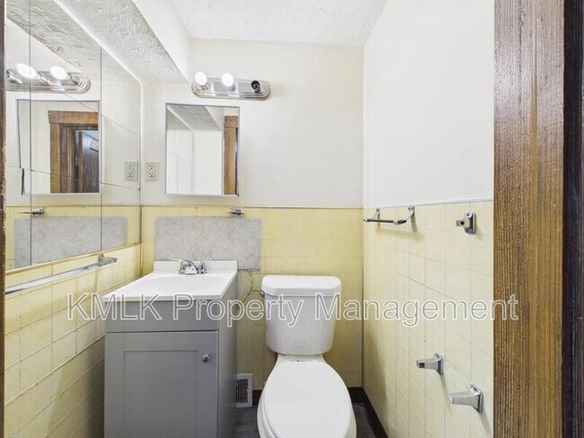 Building Photo - 446 7th St