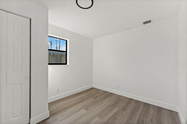 Building Photo - 230 SW 13th Ave