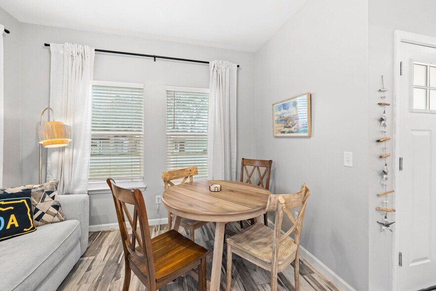 Building Photo - 212 Romanza Pl