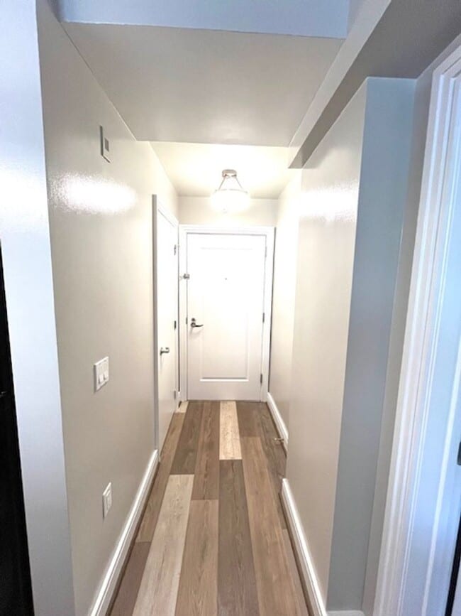 Building Photo - Updated 1+ 1 condo w/ Parking in SW DC -
