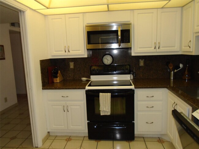 Building Photo - 3165 NE 48th Ct