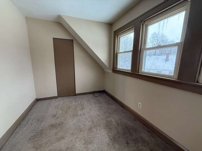 Building Photo - 2 BED, 1 BATH BEAUTIFIL SINGLE-FAMILY HOME IN EUCLID!