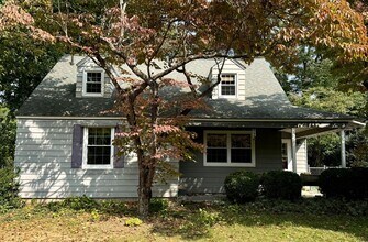 Building Photo - Quaint Cottage steps Away From VT Campus