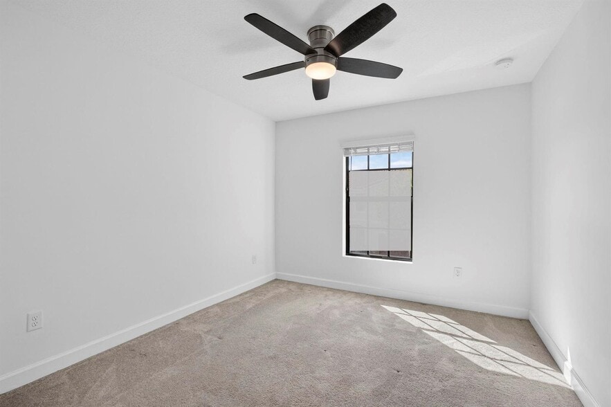 Building Photo - 4408 Hemlock Dr