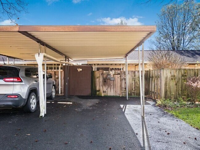 Building Photo - 2324 Woodbrook Cir N