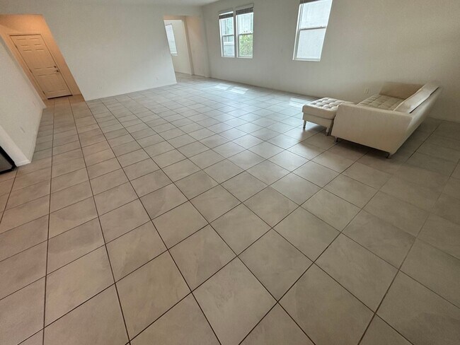 Building Photo - Beautiful 5-Bedroom, 4.5-Bath Home with St...