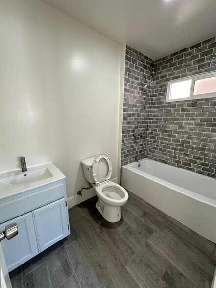 Bathroom - 957 W 45th St