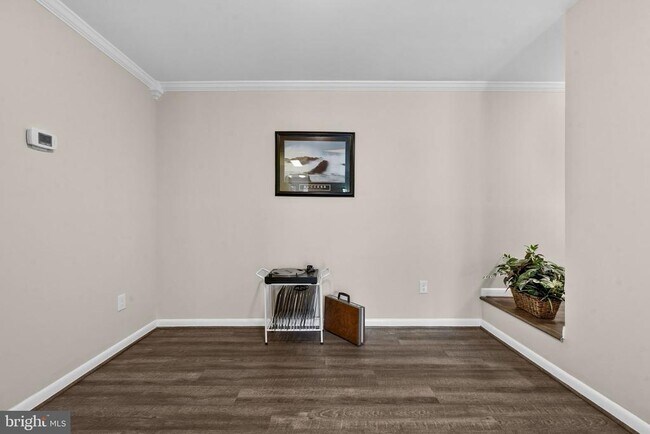 Building Photo - 11240 Chestnut Grove Square