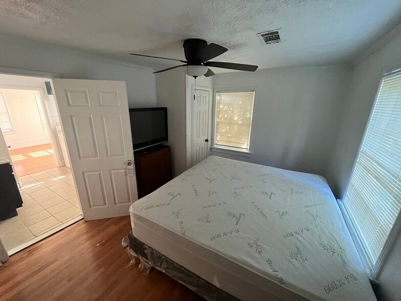 Building Photo - 298 Broadway St