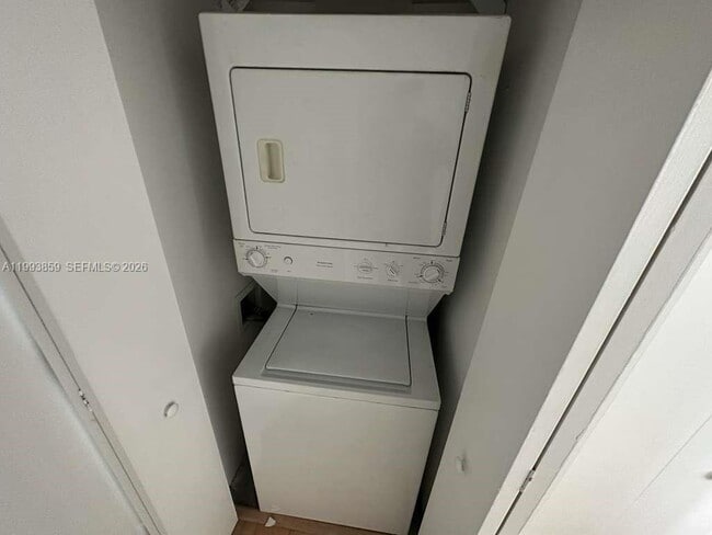 Building Photo - 690 SW 1st Ct