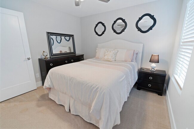 Guest Room 1 - 2509A Solon Dr