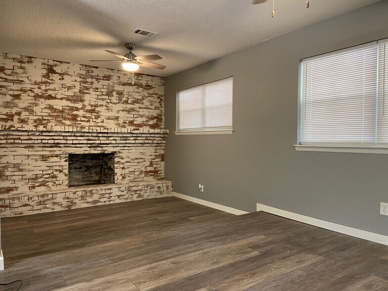 Living - 101 Blaylock St