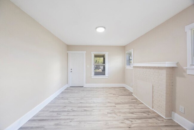 Building Photo - Cosy 2 bedroom 1 bath home with nice size yard $1850 SECTION 8 WELCOME**