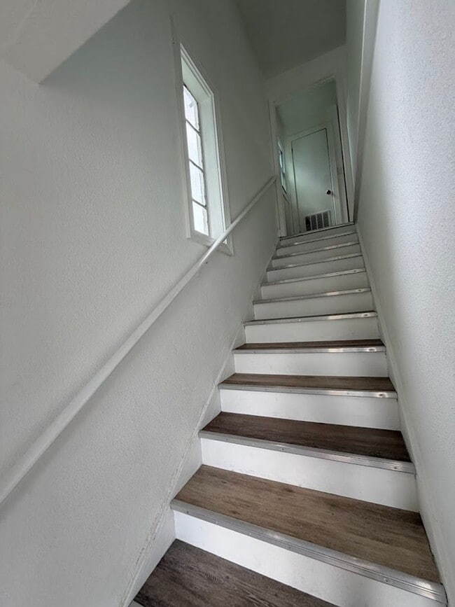 Building Photo - Supe Cute 1/1 Loft Apartment Walking Distance to DT!
