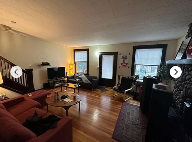 Building Photo - 4 Bedroom House Available Next to UC Campus