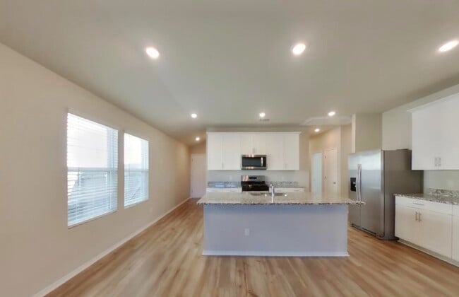 Building Photo - Saddle Creek