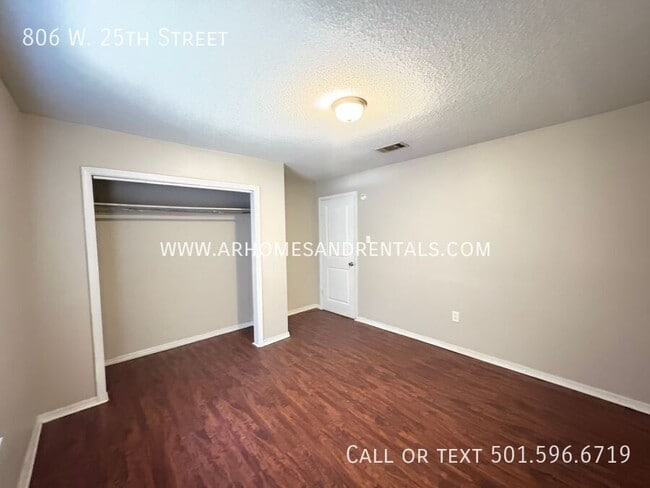 Building Photo - 806 W 25th St