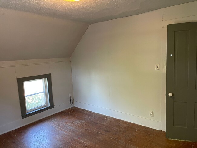 Building Photo - $795 - 2 bed 1 bath - Single Family