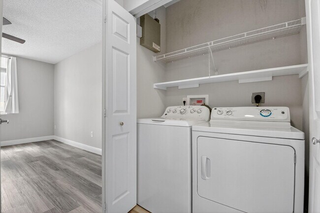 Building Photo - 780 S Sapodilla Ave