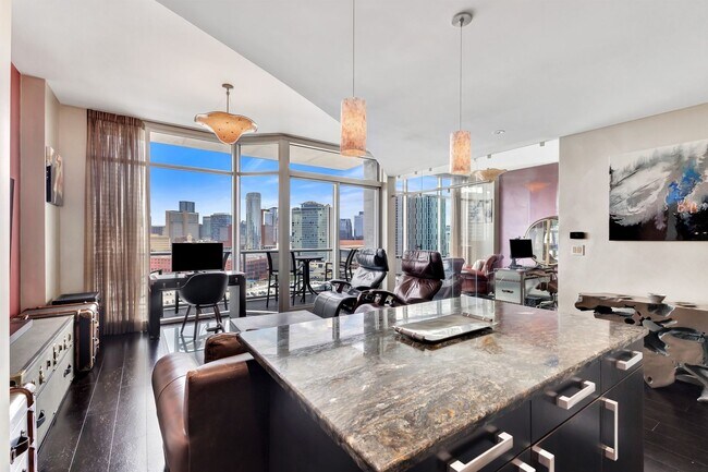 Building Photo - Fully Furnished 15th Floor Condo At Icon I...
