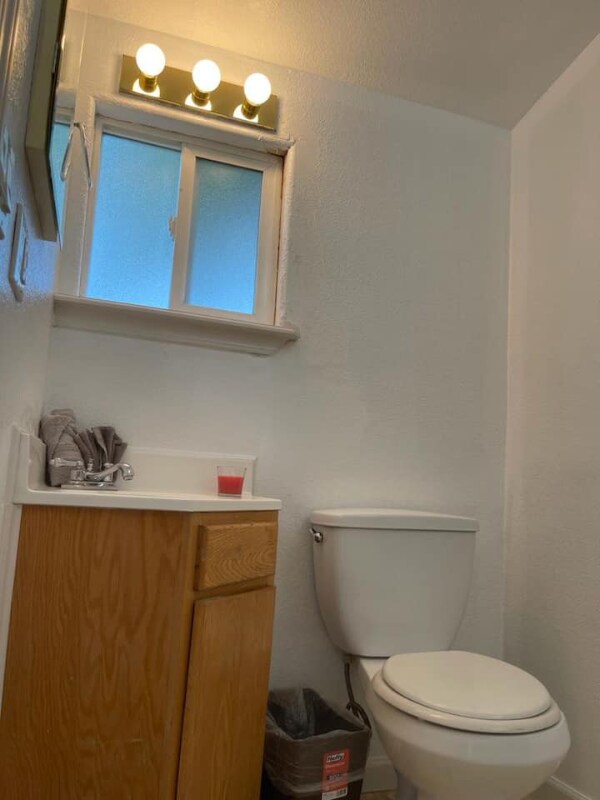 Building Photo - 3345 Lakeshore Blvd