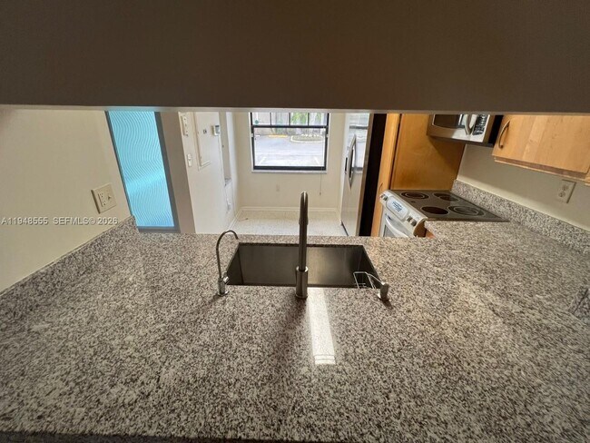 Building Photo - 252 City View Dr