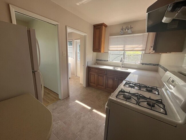 Building Photo - 1241-1243 Fredericks St