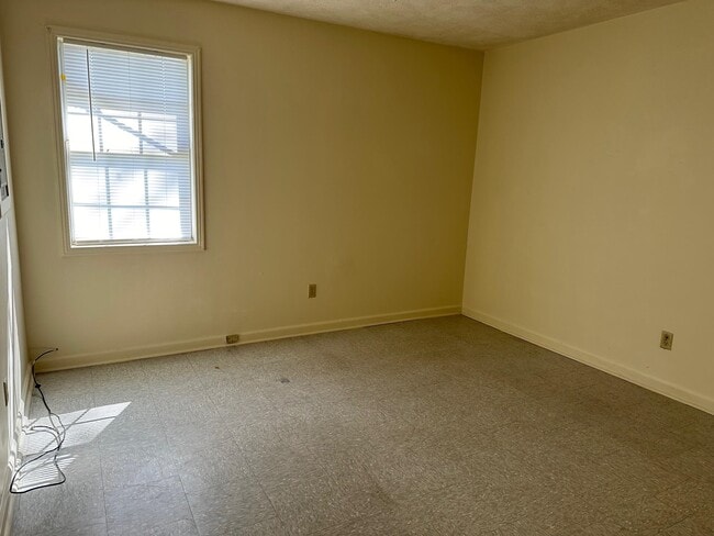 Building Photo - 465 Otis Dr