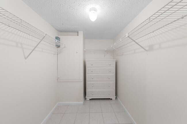 Building Photo - 4420 Santa Barbara Blvd