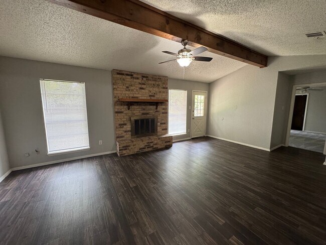 Building Photo - Midway ISD Home