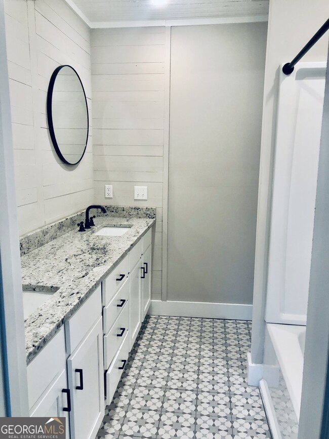 Building Photo - 702 Radford St