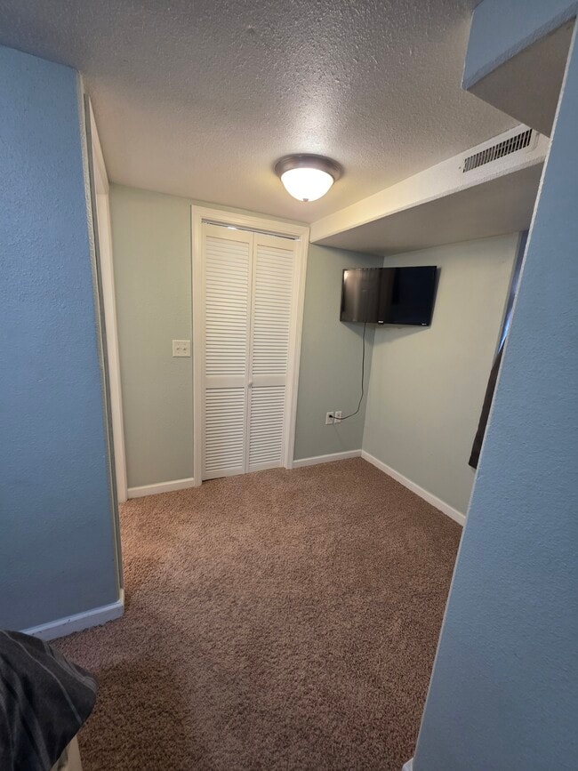 Building Photo - Oasis on F