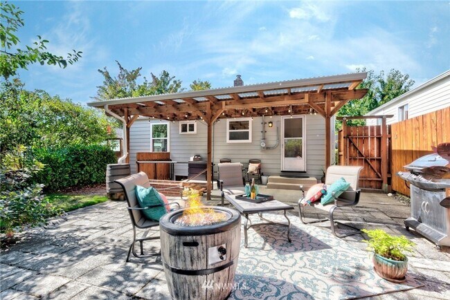 Building Photo - Beautiful Craftsman House with Large Yard and Detached Garage!