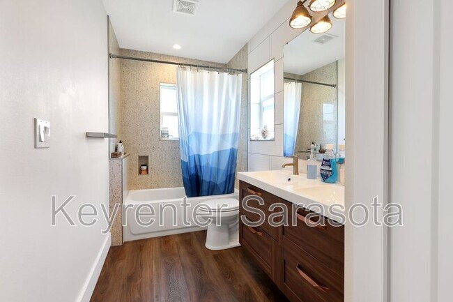 Building Photo - 2056 Roselawn St