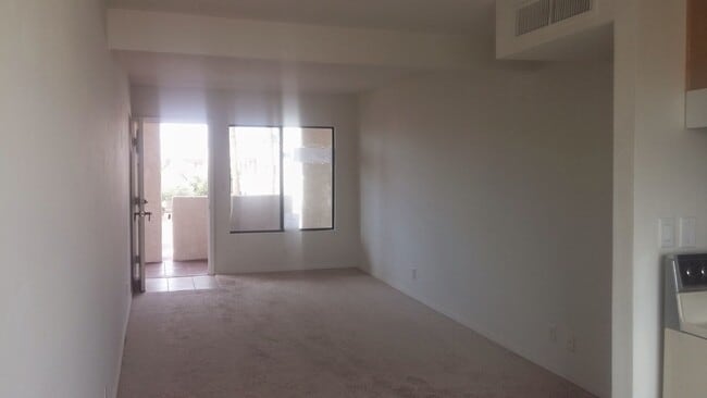 Building Photo - 455 W Kelso St
