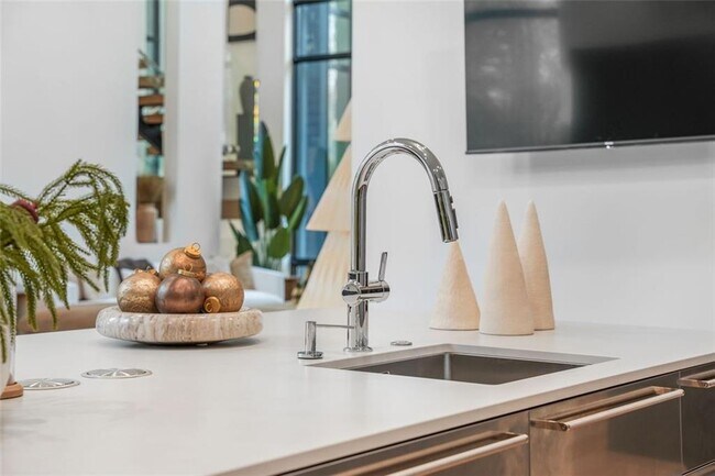 Building Photo - 1736 Cox Rd