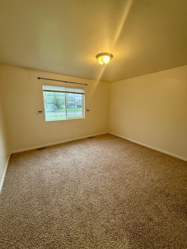 Building Photo - Spacious 4 Bed / 3 Bath Duplex on 1 Acre –...