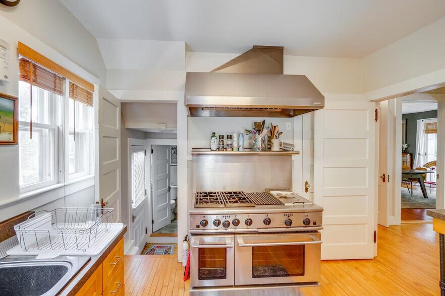 Building Photo - 136 Pomeroy Ave