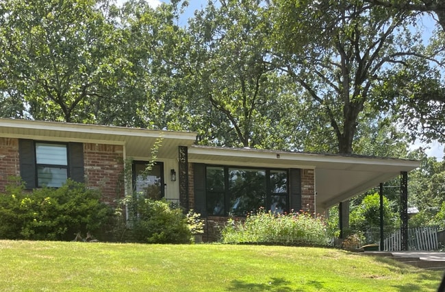 Building Photo - 3737 Lakeshore Dr