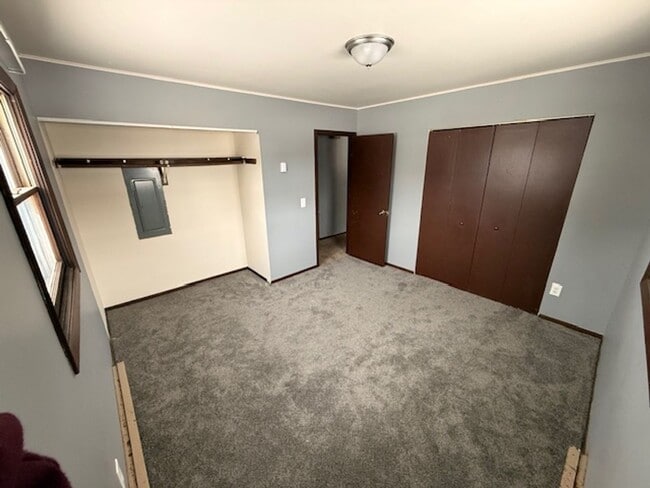 Building Photo - 2 Bedroom Upper Duplex