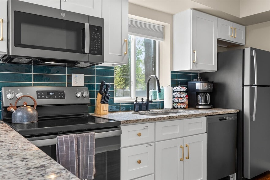 Building Photo - 18447 Sharon Ln