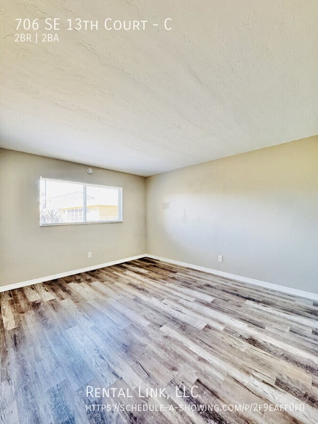 Building Photo - 706 SE 13th Ct