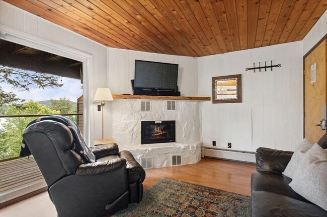 Building Photo - 1 Bedroom, 1 Bath Condo on Whitefish Lake
