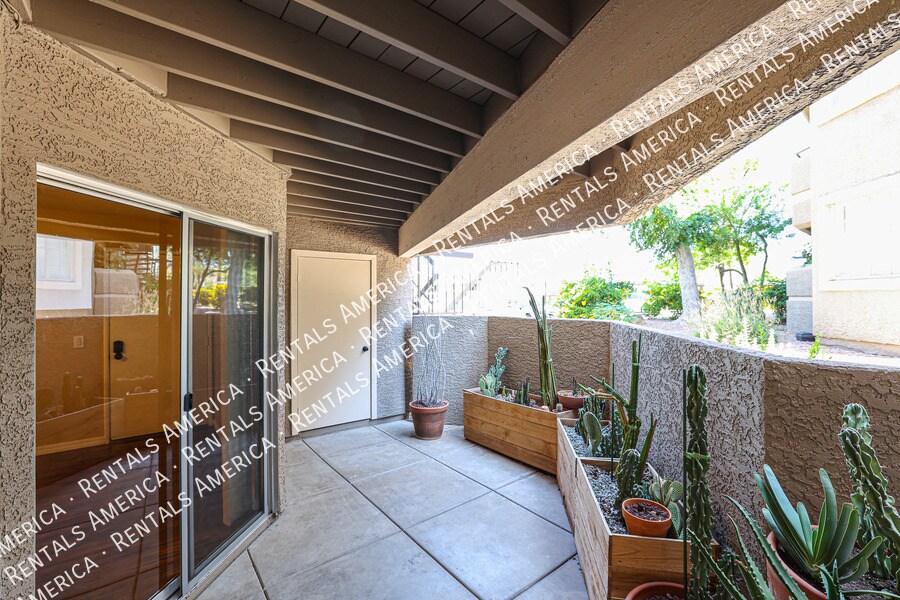 Building Photo - 1720 E Thunderbird Rd