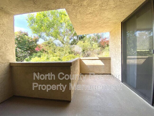 Building Photo - 2420 Torrey Pines Rd