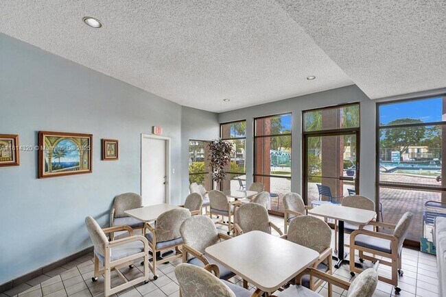 Building Photo - 10804 N Kendall Dr
