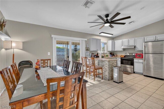 Building Photo - 3730 Greenwood Dr