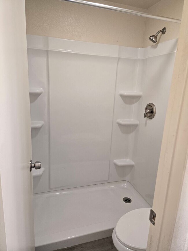 Building Photo - Newly remodeled 3 bedroom 2 bath