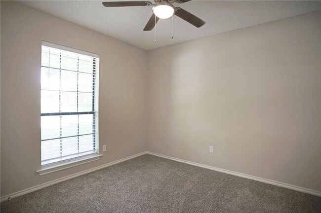 Building Photo - Spacious 3 Bedroom House in Carrollton!